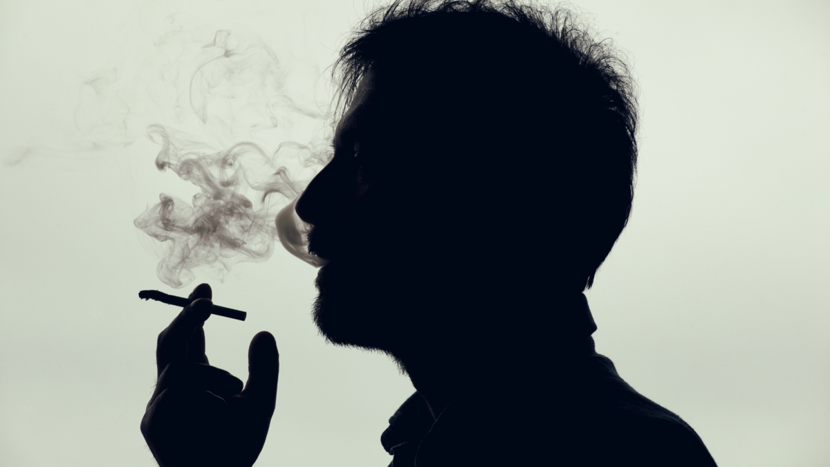 O que significa sonhar que está fumando Cigarro Maconha e mais