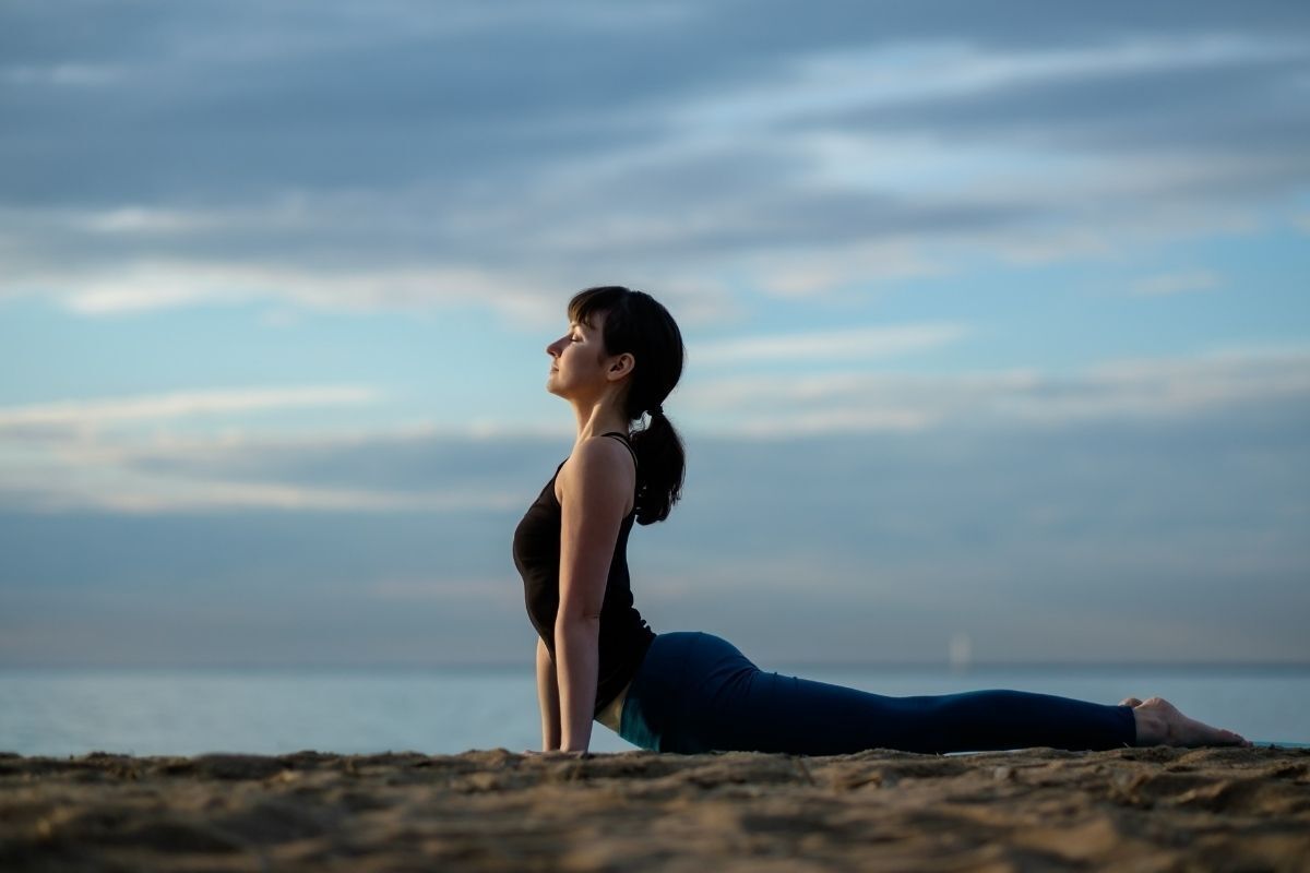 Surya Namaskar Benef Cios Passo A Passo E Mais Sobre A Sauda O Ao Sol