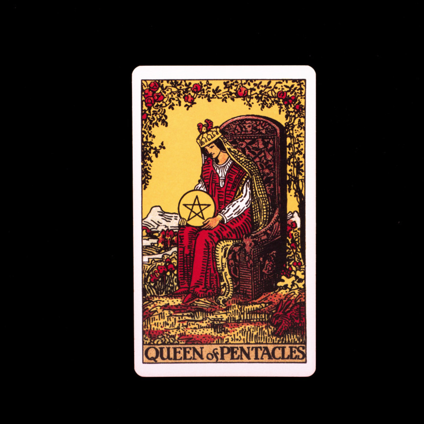 Rainha de Ouros no Tarot: significado da carta, no amor, trabalho e mais!