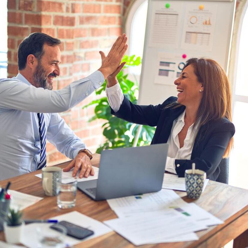 Sonhar com colega de trabalho: ex, beijando, grávida e mais tipos!