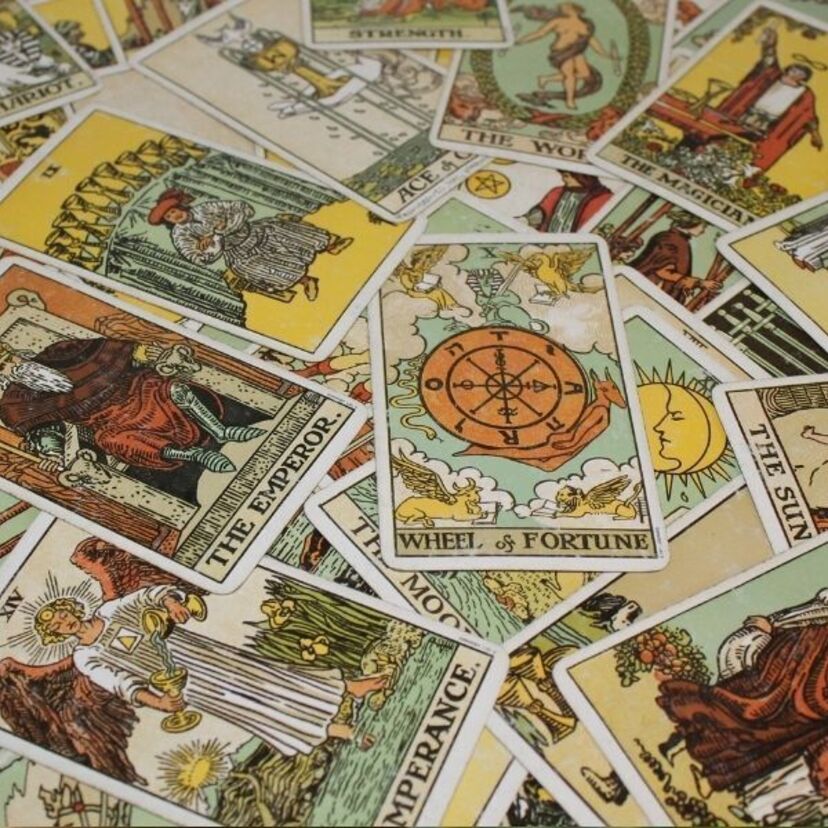 3 de copas no tarot: significado da carta, no amor, trabalho e mais!