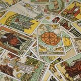 3 de copas no tarot: significado da carta, no amor, trabalho e mais!