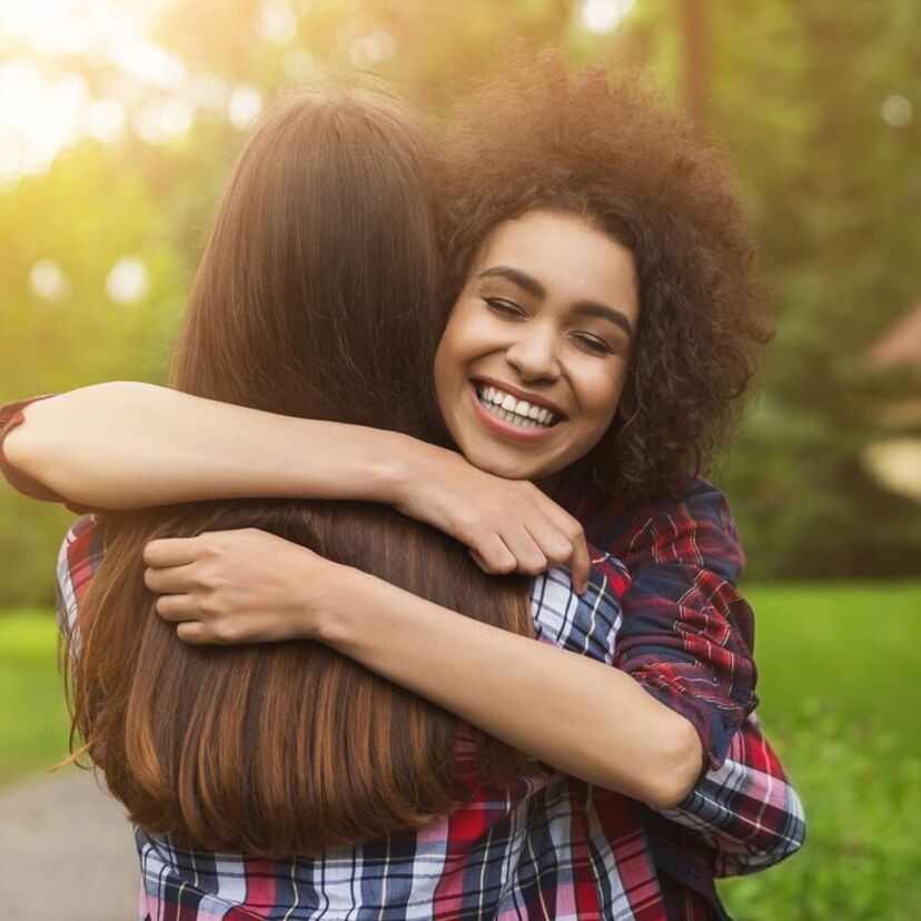 Sonhar com alguém que não vê há muito tempo: um amigo, parente e mais!