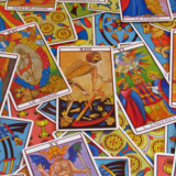 4 de Ouros no tarot: significado da carta no amor, trabalho e mais!