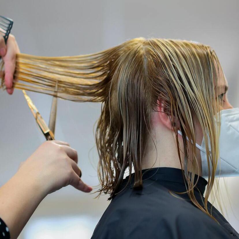 O que significa sonhar cortando o cabelo: curto, raspado e mais!