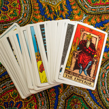 Rainha de Espadas no Tarot: significado, amor, trabalho e mais!