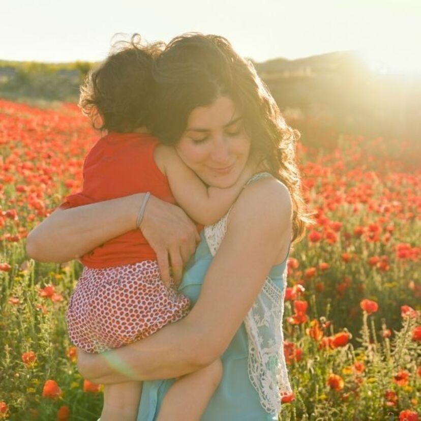 Sonhar com mãe morta: chorando, sorrindo, doente, no caixão e mais!