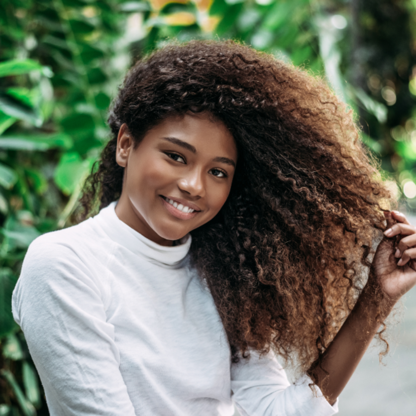 O que significa sonhar com cabelo cacheado: Ruivo, preto, caindo e mais!