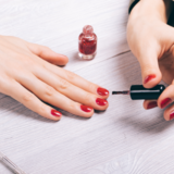 O que significa sonhar com esmalte? Vermelho, branco, rosa e mais!