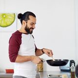 O que significa sonhar que está cozinhando? Almoço, jantar e mais!