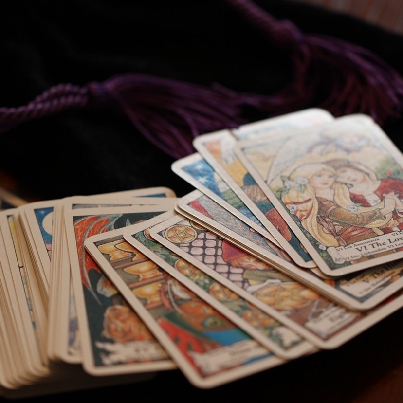 Tarot: o que é, tipos de tiragens, significados das cartas e mais!