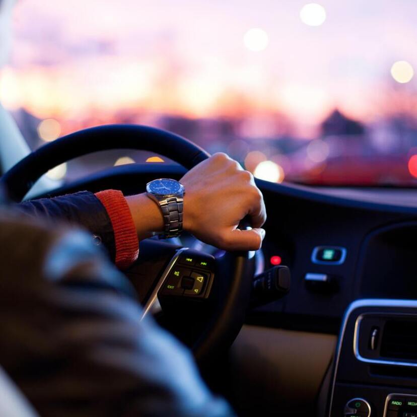 Sonhar que está dirigindo um carro: de outra pessoa, vermelho e mais!