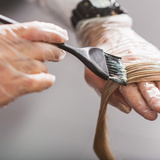 Sonhar que está pintando o cabelo: de preto, loiro, vermelho e mais!