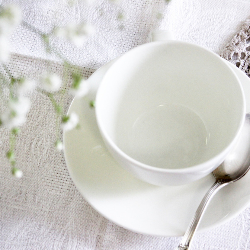 Sonhar com xícara: quebrada, de café, de chá, caindo, branca e mais! 