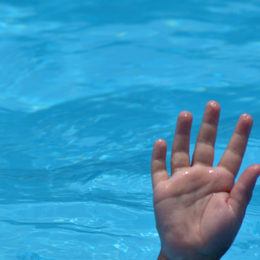 Sonhar com criança se afogando: No mar, rio, piscina, banheira e mais!