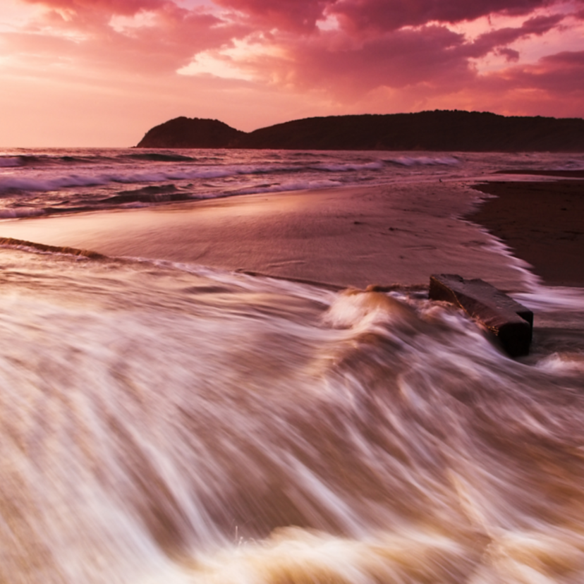 O que significa sonhar com maré? Alta, baixa, cheia, na praia e mais!