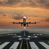 O que significa sonhar com avião caindo e explodindo? No céu, rua e mais!