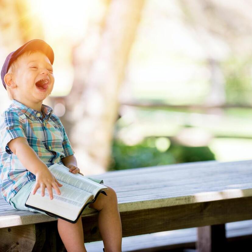 O que significa sonhar que está rindo: muito, de deboche, felicidade e mais!