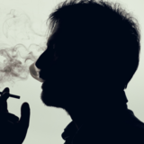 O que significa sonhar que está fumando? Cigarro, Maconha e mais!