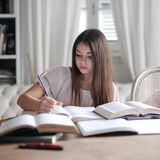  Sonhar que está estudando: na sala de aula, biblioteca, em casa e mais!