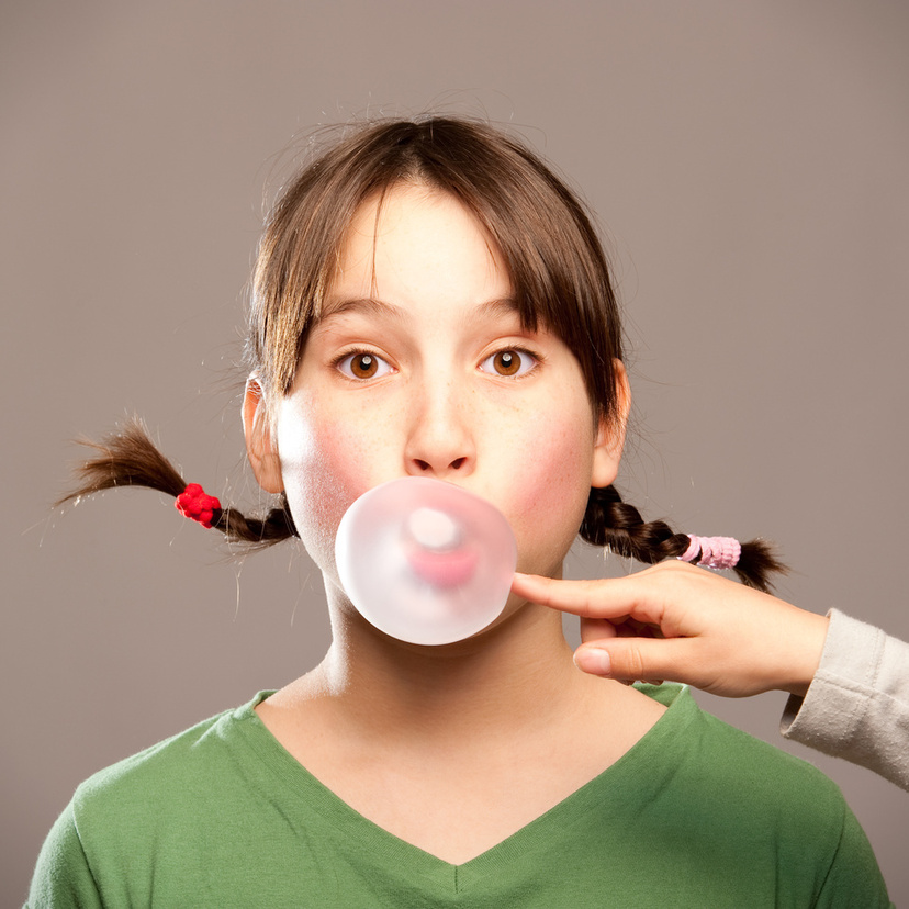 O que significa sonhar com chiclete? Mascado, na boca, no cabelo e mais!