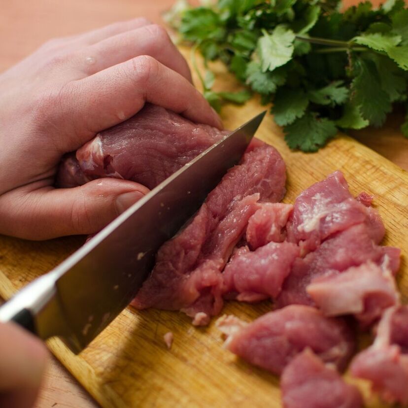 O que significa sonhar que está cortando carne? Açougueiro, homem e mais!