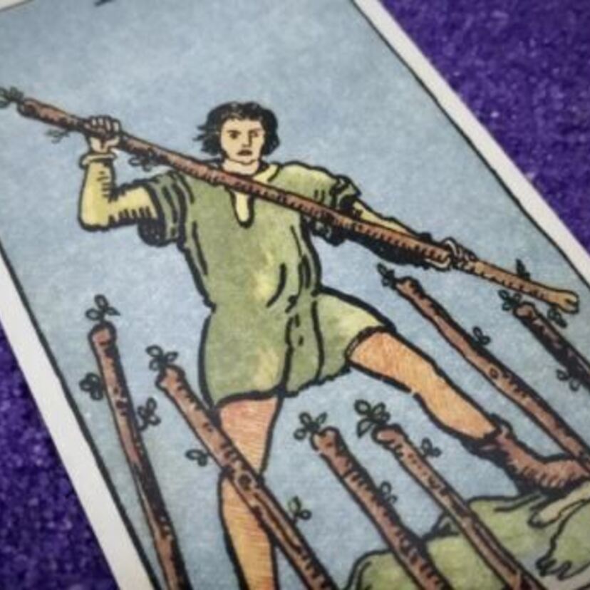 Significado da Carta 7 de Paus do tarot: no amor, no trabalho e mais!