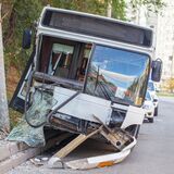 O que significa sonhar com acidente de ônibus? Batido, virado e mais!