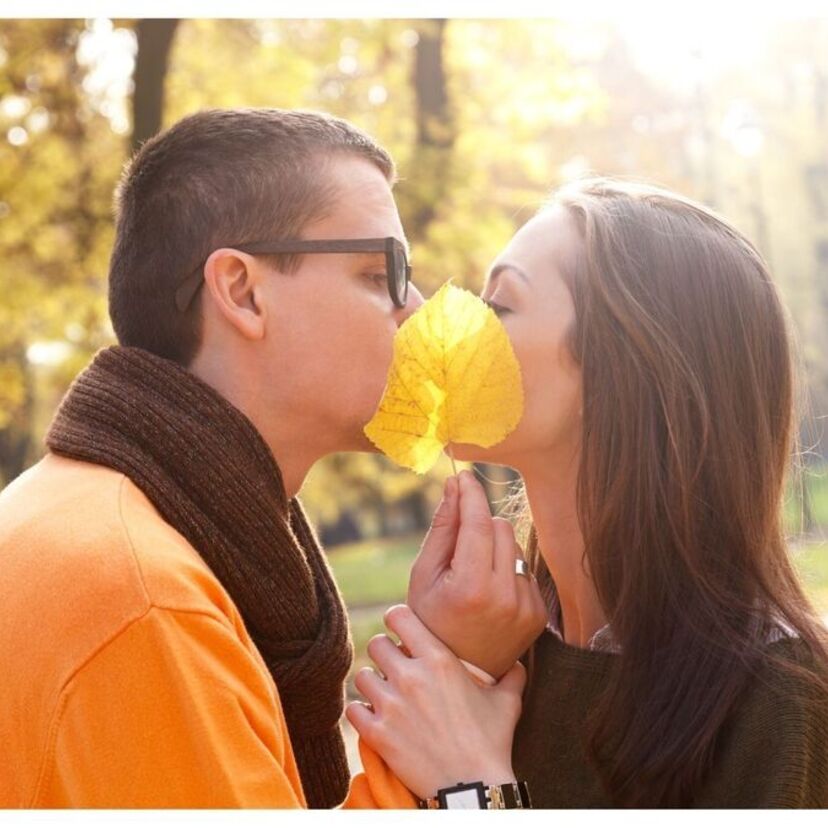 O que significa sonhar com beijo roubado? No ex, em amigo, na boca e mais!