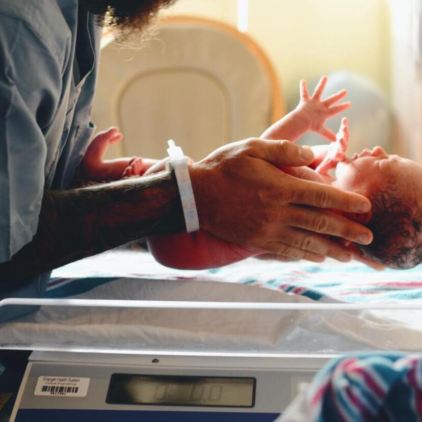 O que significa sonhar com bebê nascendo? Em parto normal, água e mais!