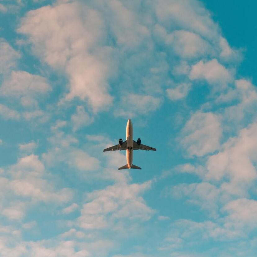 O que significa sonhar com voar? De avião, balão, sobre o mar e mais!