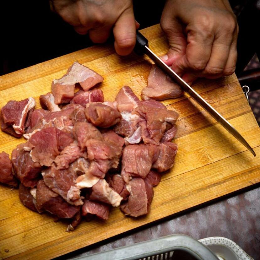 O que significa sonhar cortando carne crua? Marido, pessoas e mais!