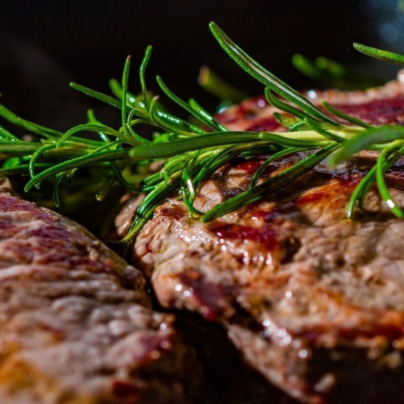 O que significa sonhar com bife? Cru, frito, de fígado, boi e mais!