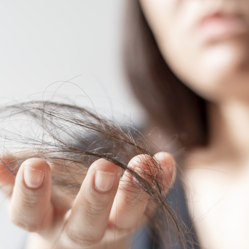 Sonhar com cabelo caindo: na mão, no chão, na escova, no banho e mais!