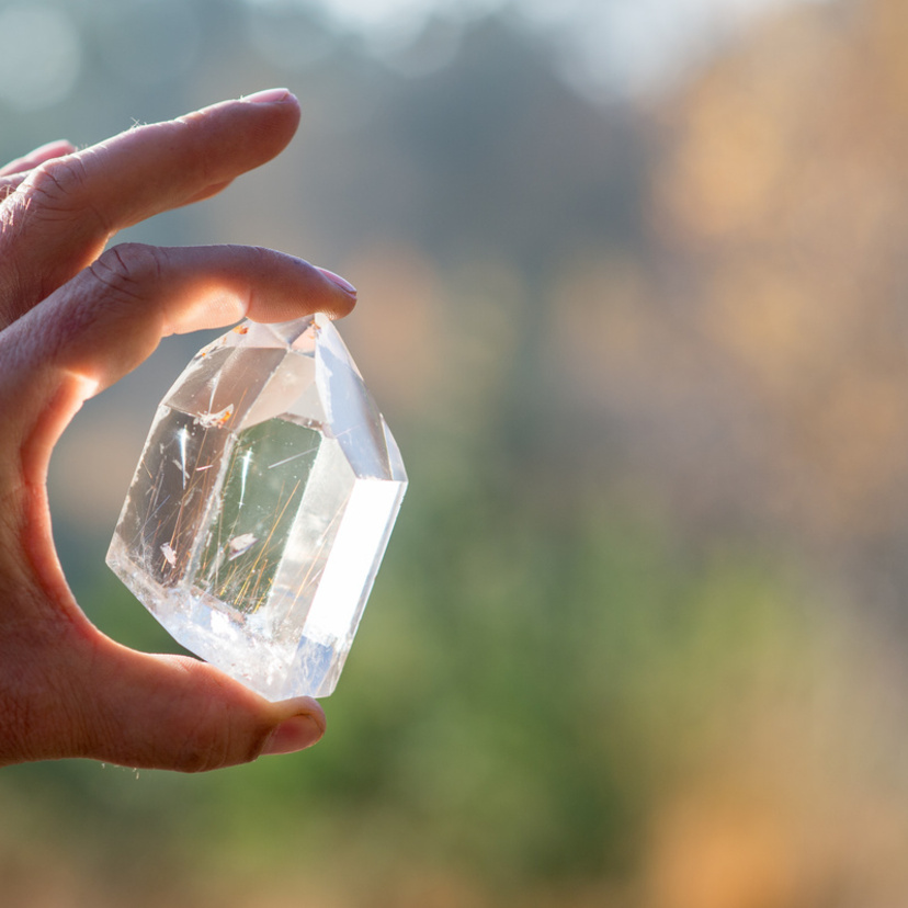 Quartzo Transparente: significado, propriedades, benefícios e mais!