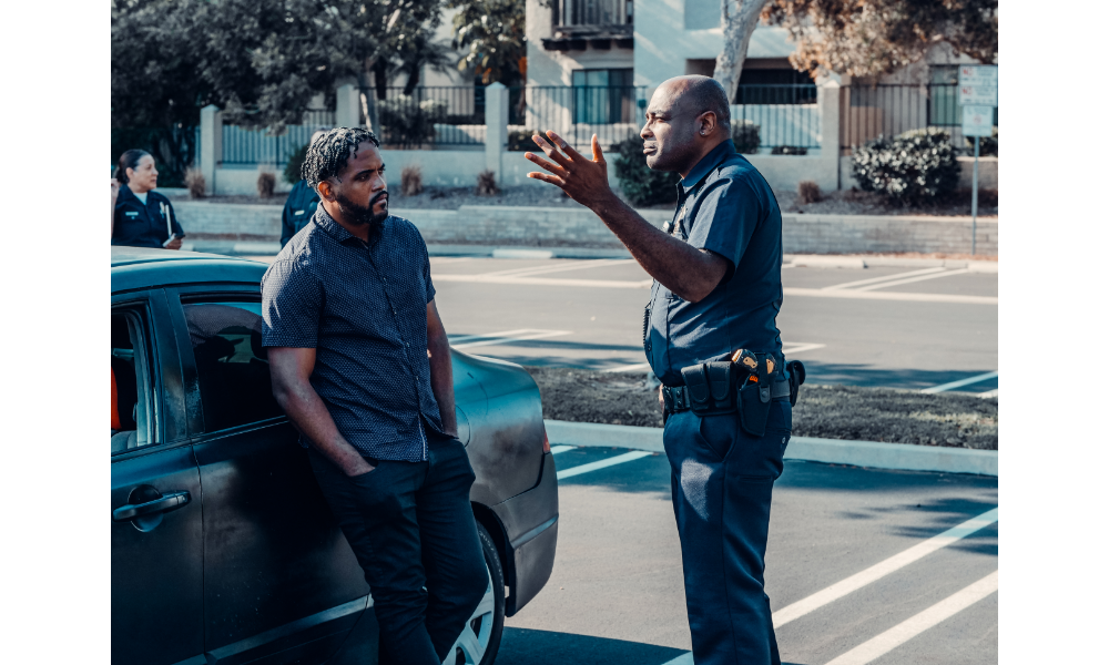 Policial conversando com um homem.