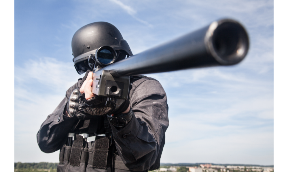 Policial militar apontando uma arma.