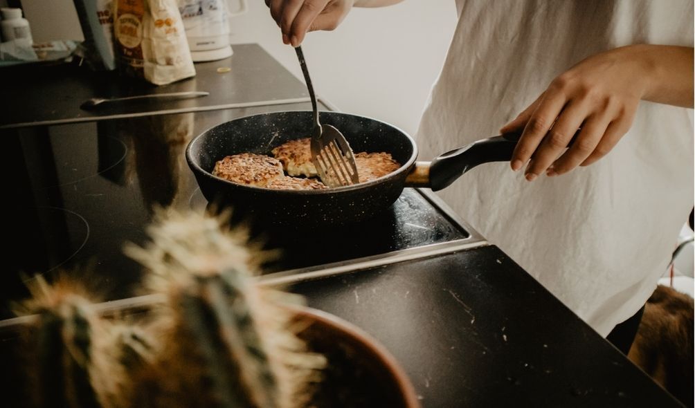 Foto de homem cozinhando em uma frigideira