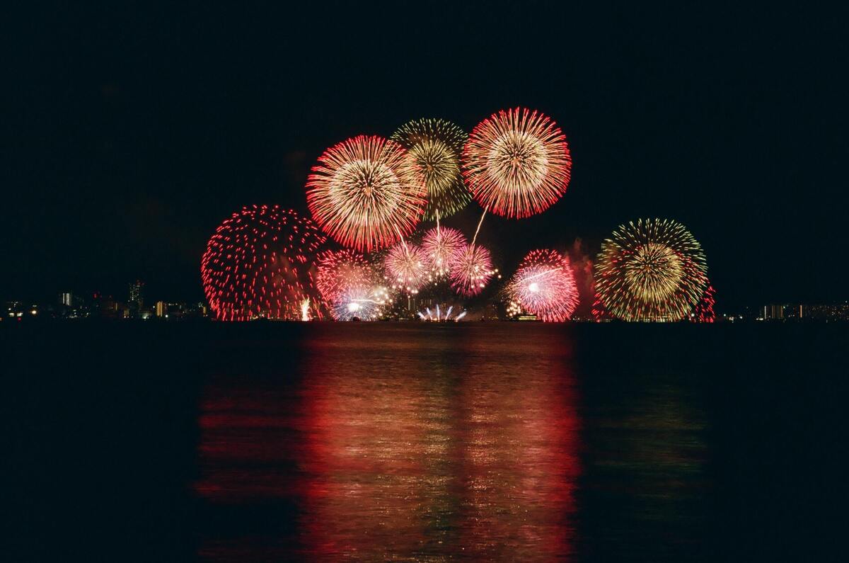 Fogos de artifício sobre o mar.