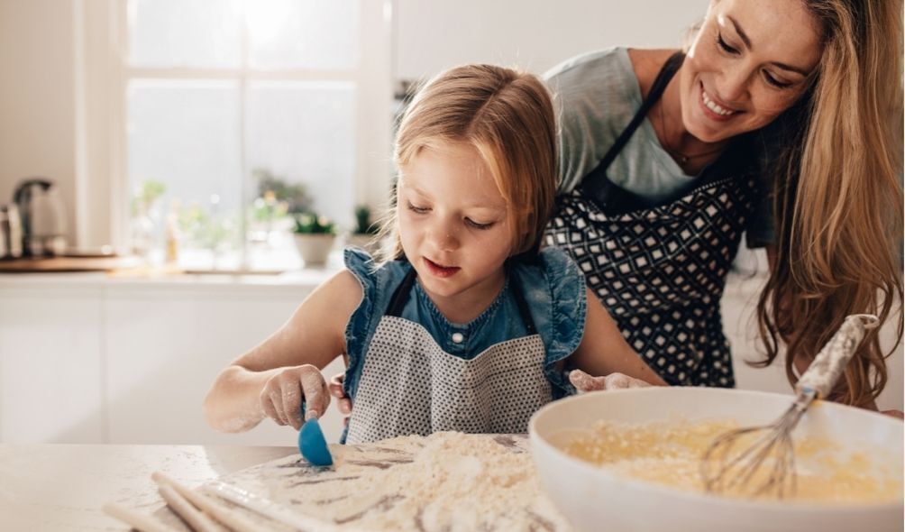 Mãe ensinando filho a cozinhar