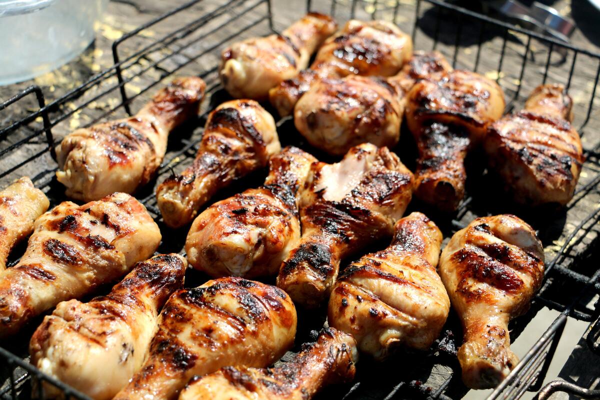 Coxas de frango na churrasqueira.