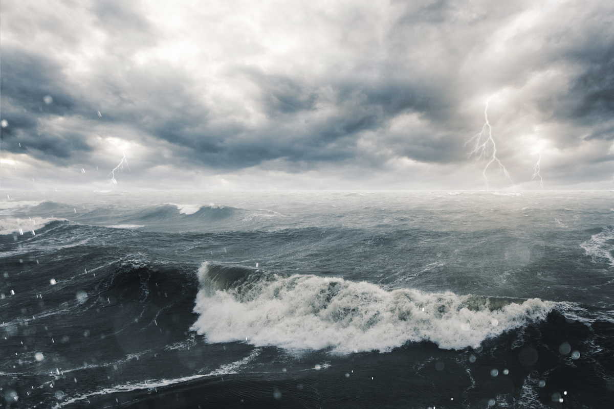 Mar revolto em meio à tempestade.