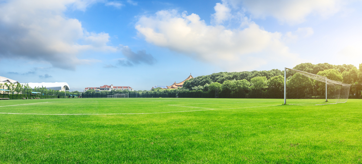 Campo de futebol vazio.