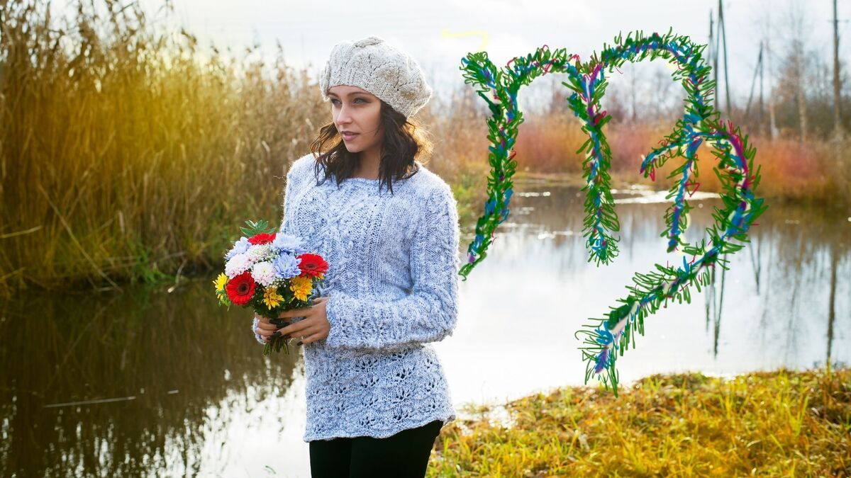 Mulher apaixonada com um símbolo de Virgem feito de flores.