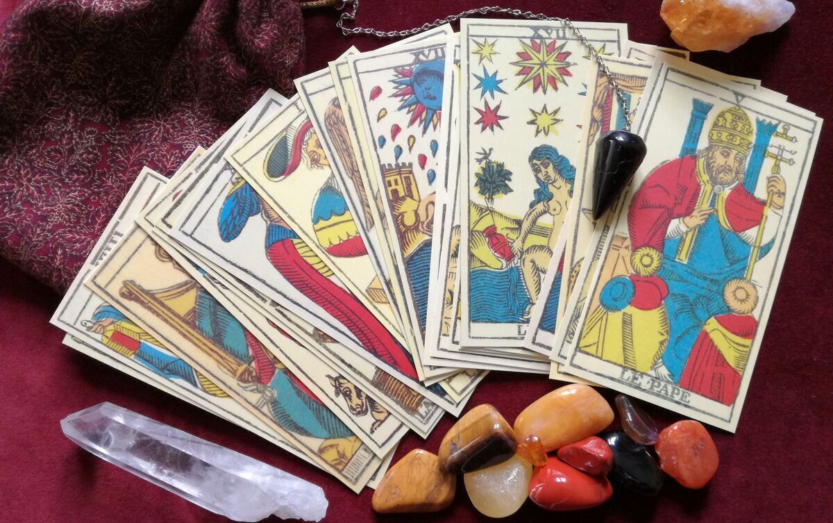 Cartas de tarot alinhadas.