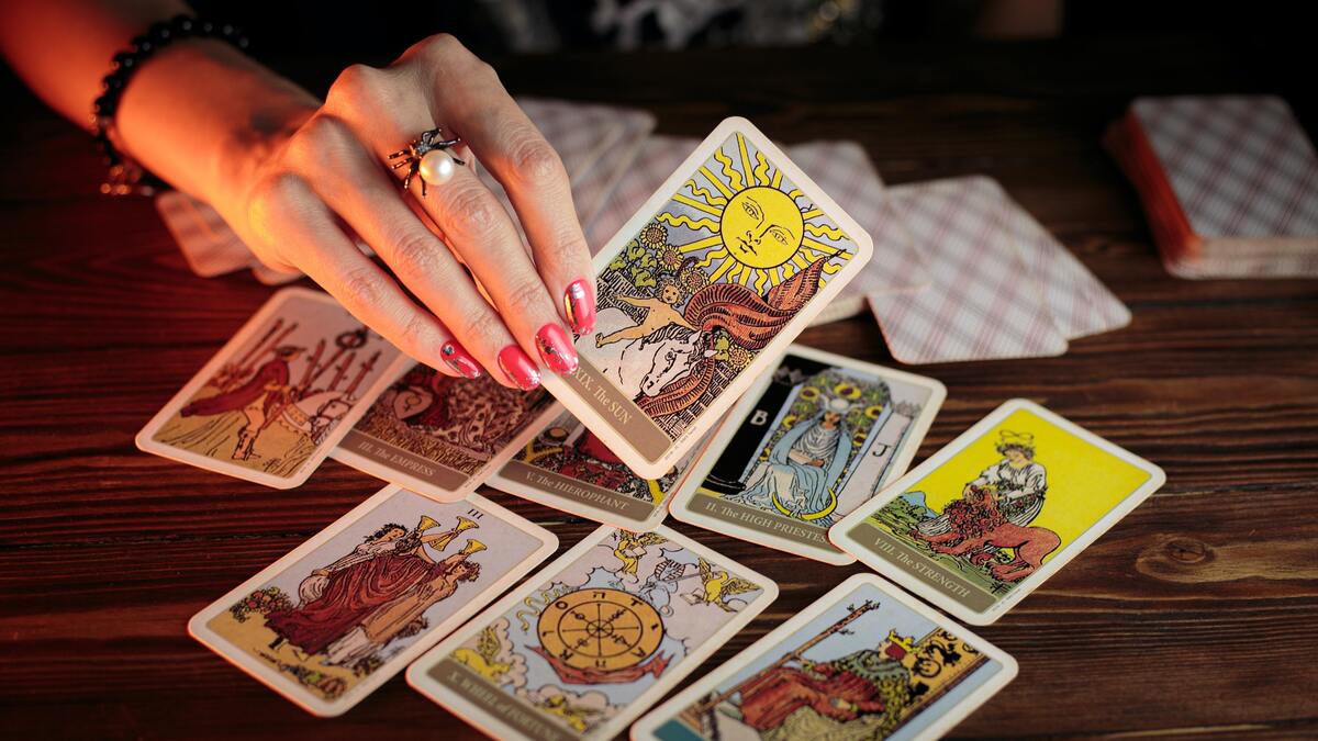 Cartas de tarot espalhadas.