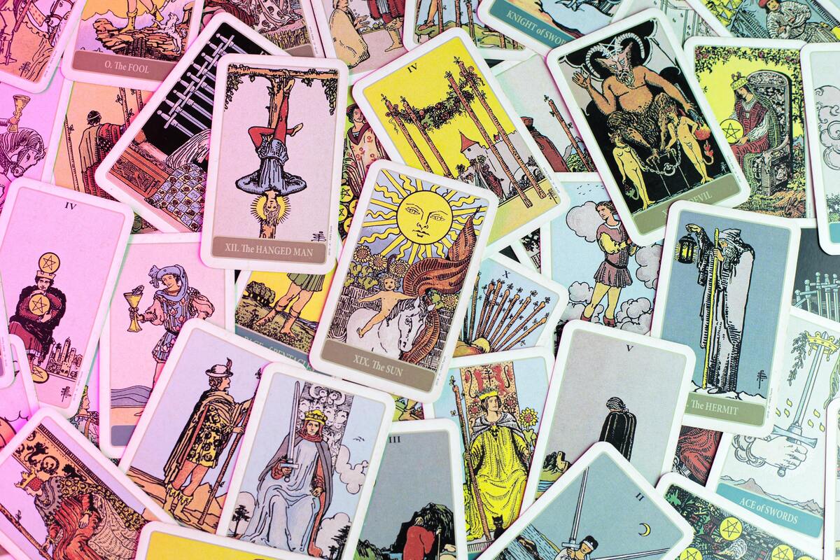 Cartas de tarot espalhadas.