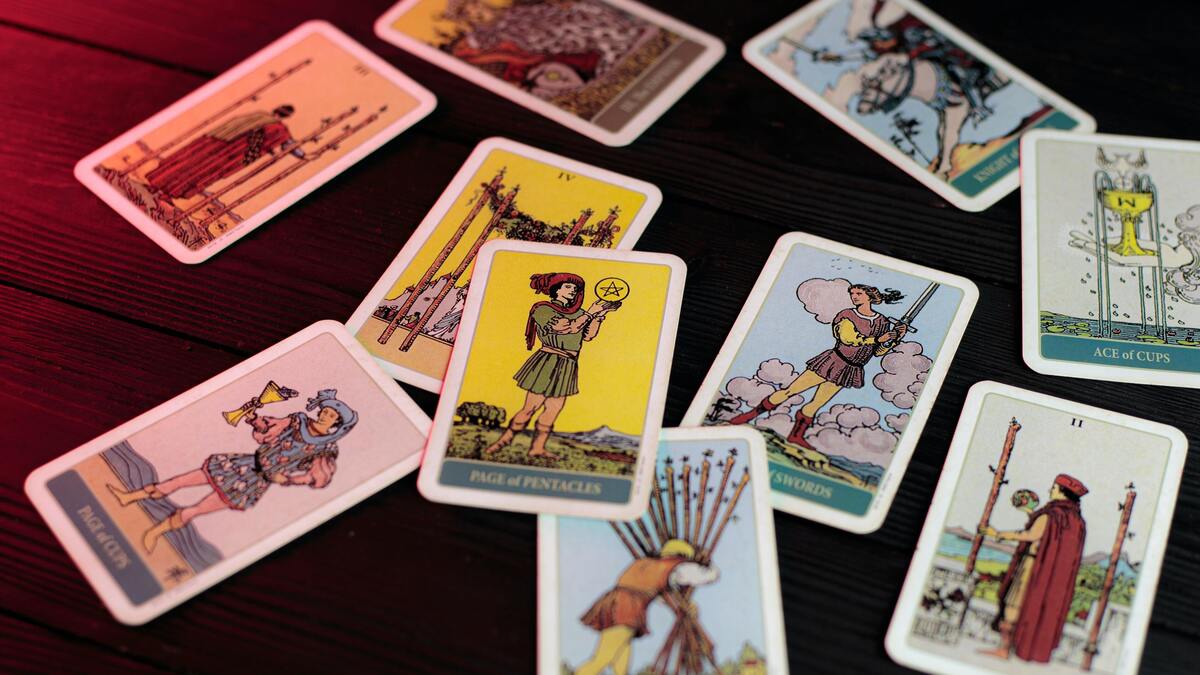 Cartas de tarot espalhadas.