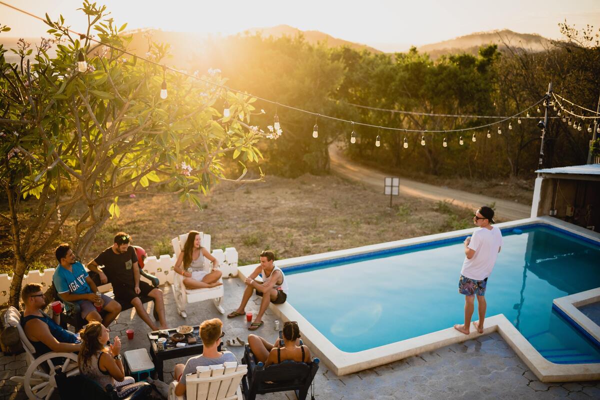 Pessoas em volta de uma piscina, comemorando.