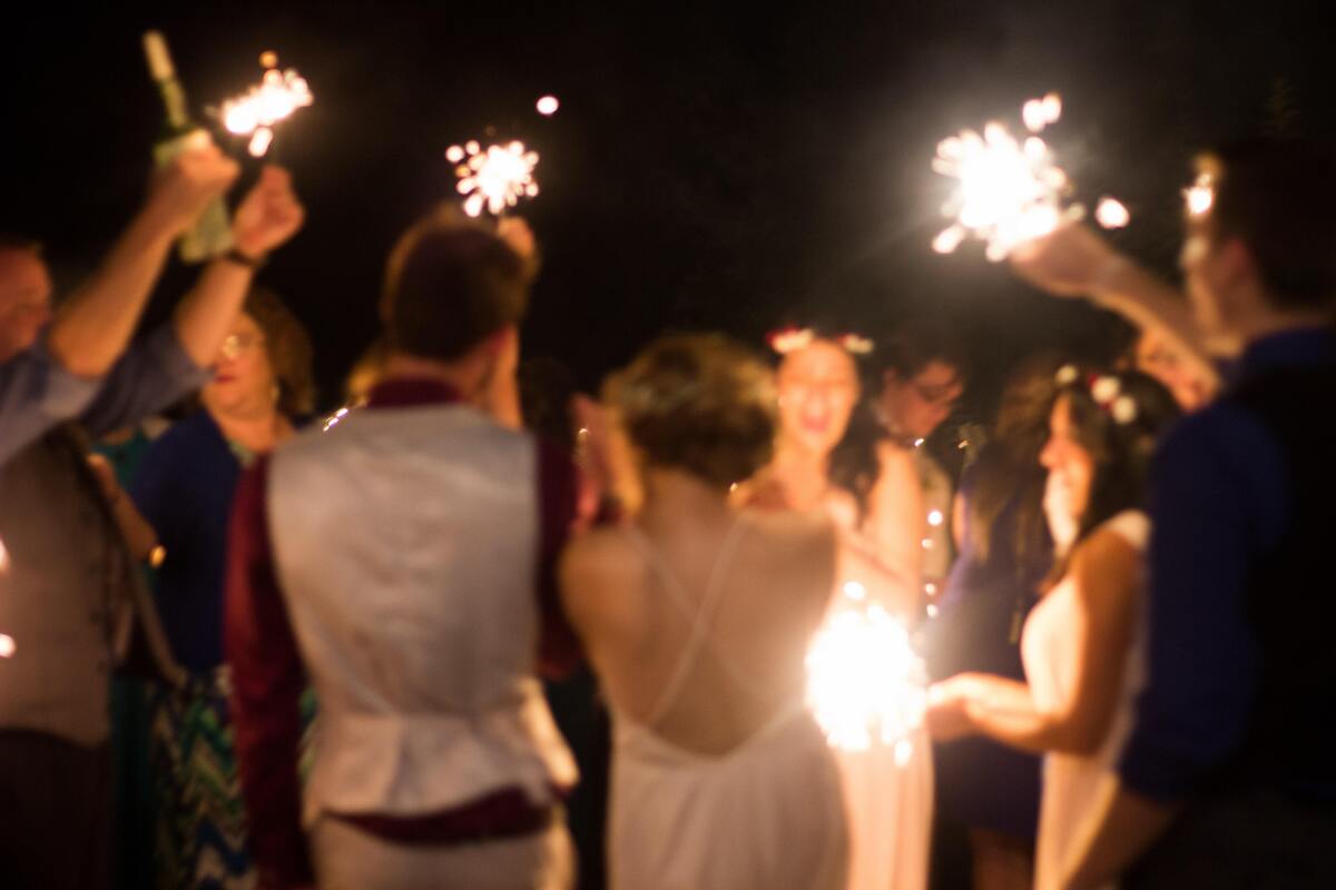 Pessoas segurando fogos de artifício. 